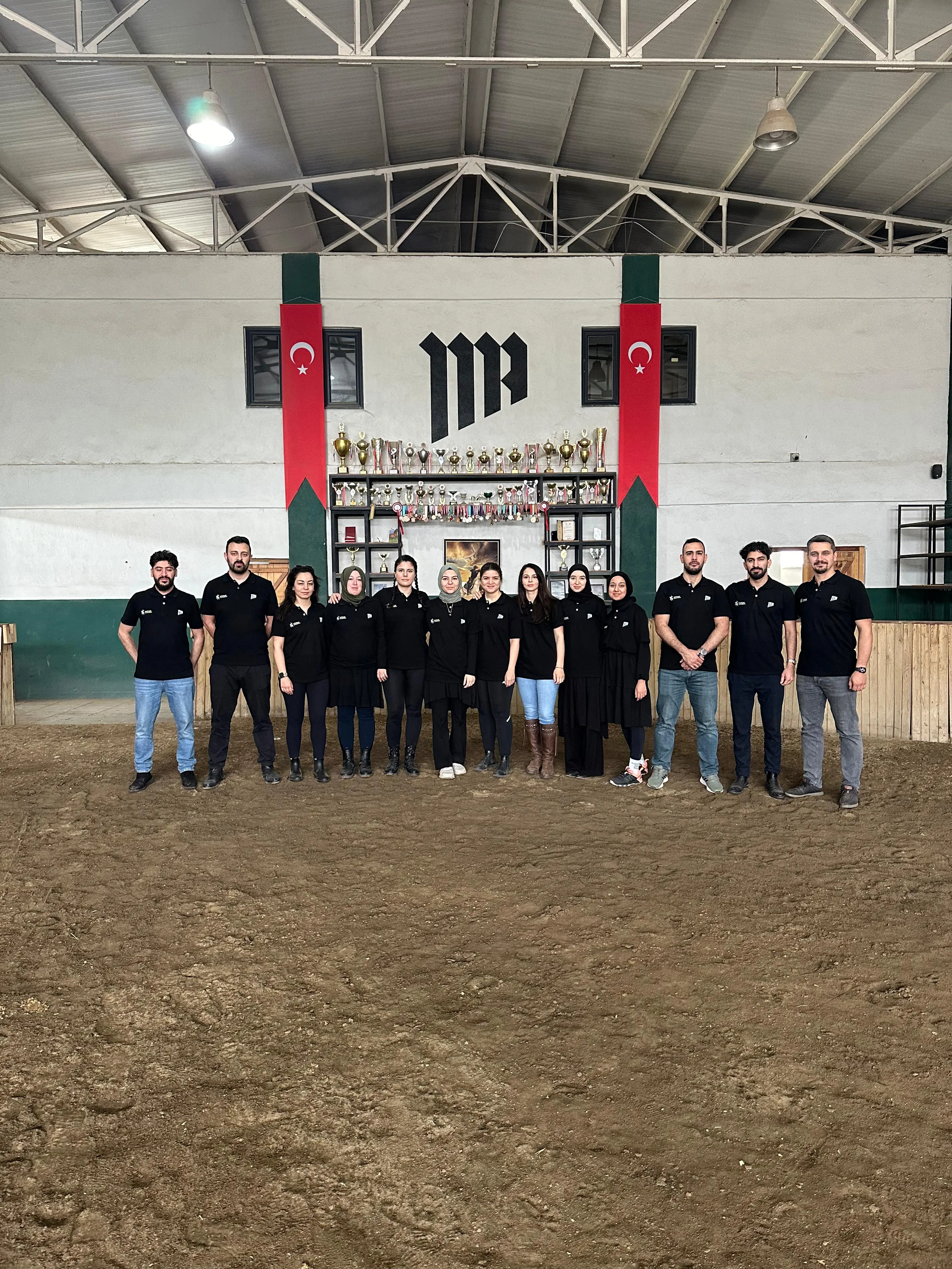 Team-Gruppenfoto in der Reiterhalle