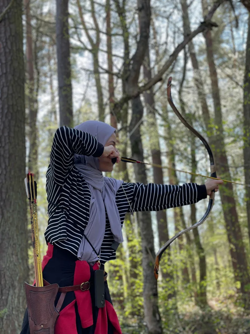 Merve Akdeniz beim Bogenschießen zu Pferd