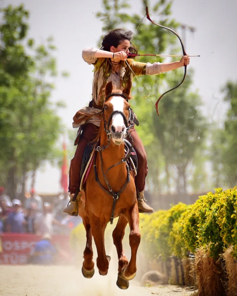 Özlem Çelebi beim traditionellen Bogenschießen