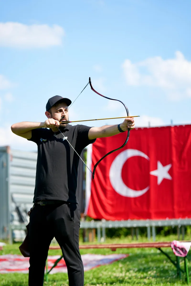 Yusuf Şakar beim Bogenschießen